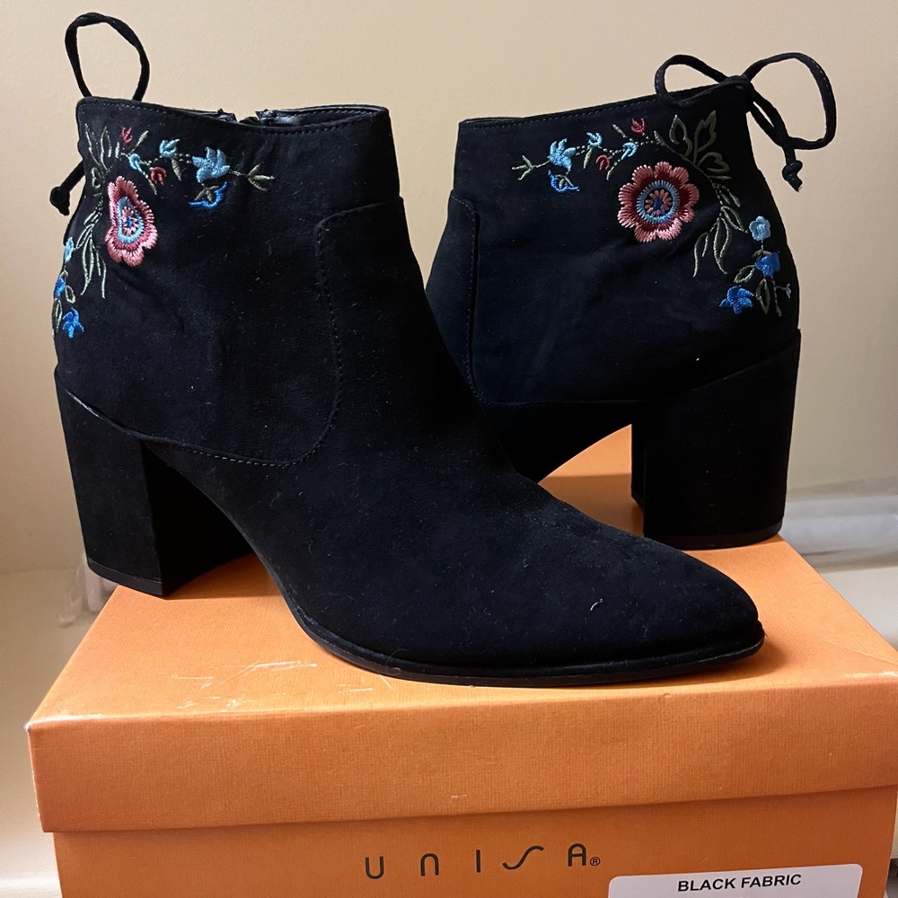 Black booted heel, Suede with embroidered flowers